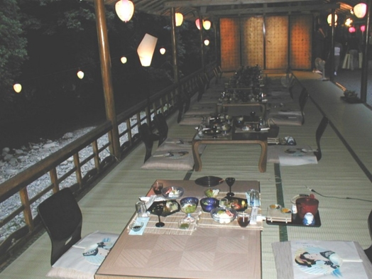暑い京都の夏を川床夕食で涼しく天然の源氏蛍は6月中見られます・料理長お勧め＜まいこの膳＞